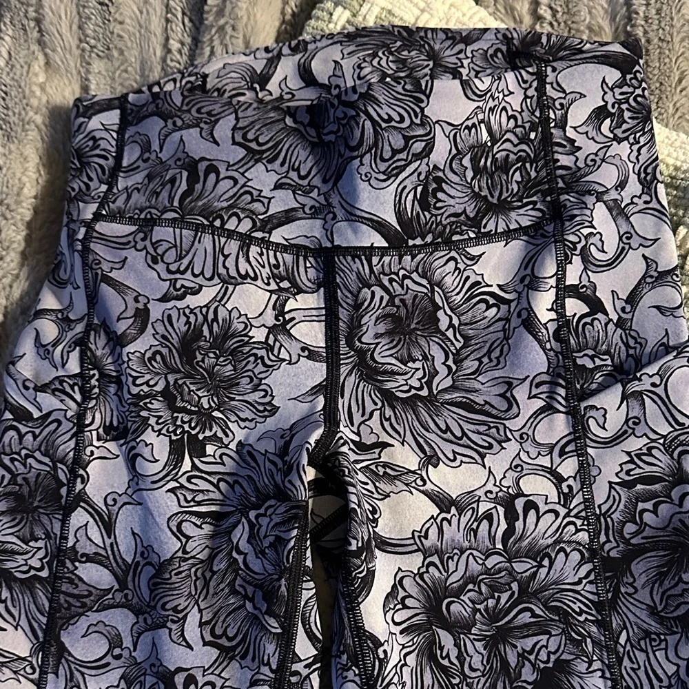 Women’s lululemon floral leggings